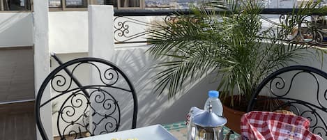 Sudah termasuk sarapan ala kontinental setiap hari