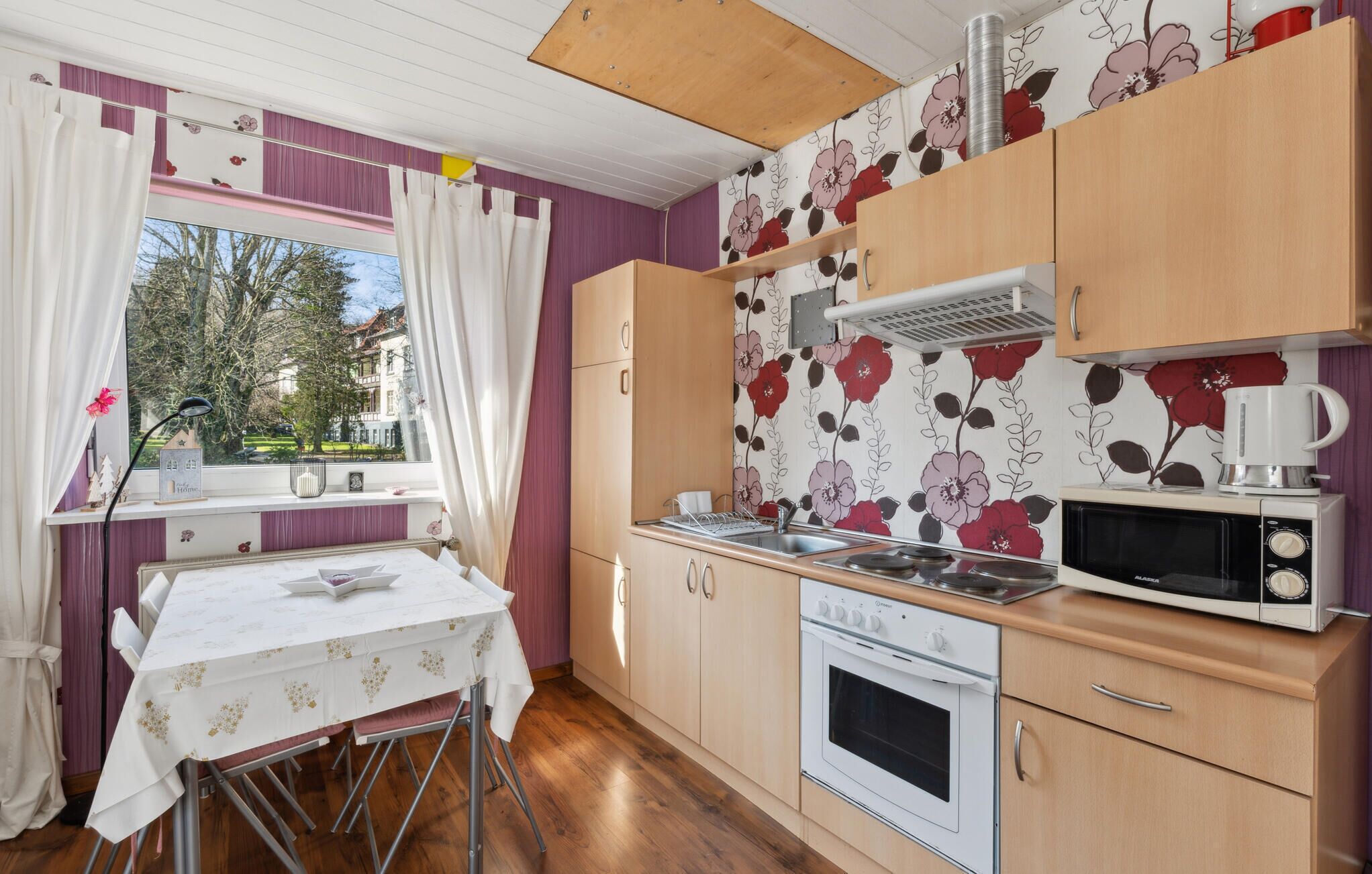 Kühlschrank, Herdplatte, Wasserkocher mit Kaffee-/Teezubehör