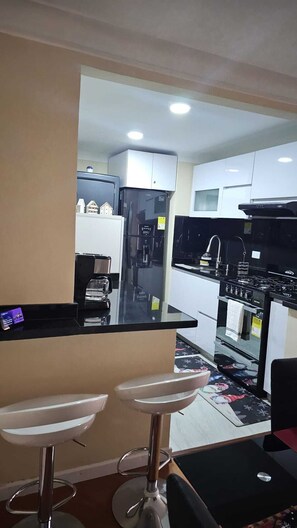 Kylskåp, mikrovågsugn, ugn och spishäll