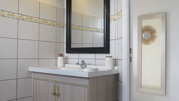 Douche, sèche-cheveux, serviettes fournies, savon