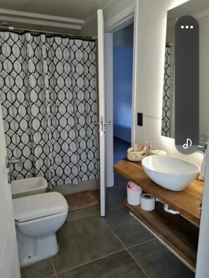 Secador de pelo, bidet, toallas, jabón