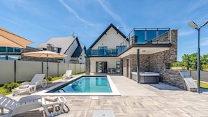 A modern house with a swimming pool, outdoor seating, and a hot tub. - Lovely home in Debelo Brdo with sauna (Debelo Brdo)