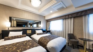 A hotel room with two beds, a desk, a chair, a round table, and a large mirror. - APA Hotel Ueno Okachimachi Ekimae Minami (Tokyo)