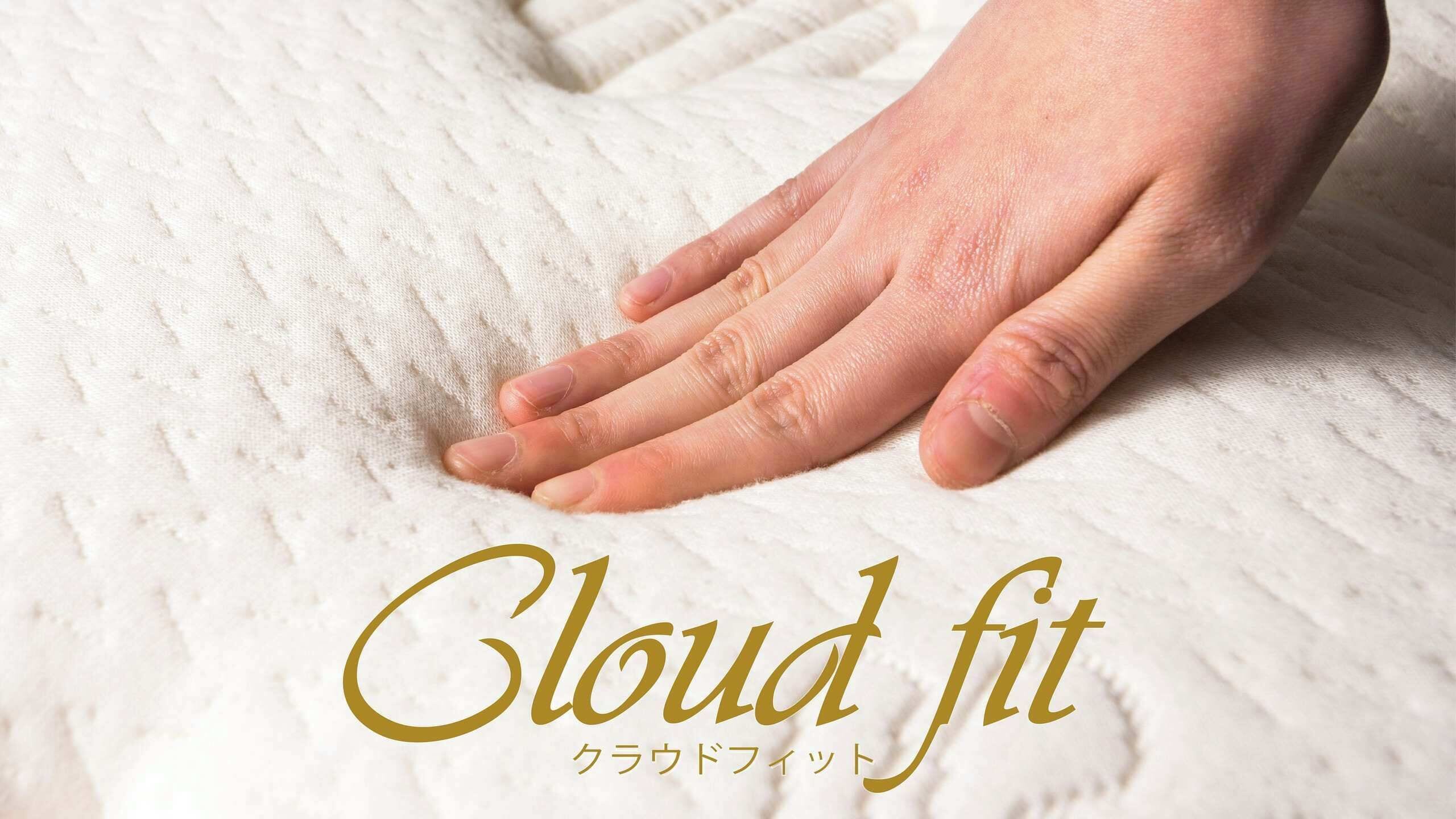 Une main posée sur une surface blanche texturée, avec le texte « Cloud fit » et des caractères japonais.