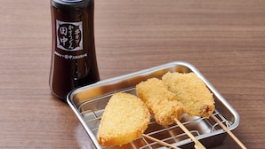 A tray with three skewered items, a metal container, and a bottle with Japanese text. - APA Hotel Ueno Okachimachi Ekimae Minami (Tokyo)