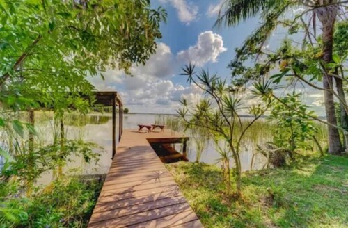 Golfers paradise surrounded by conservation and Lake with pool and Jacuzzi