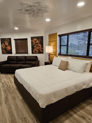 4 chambres, bureau, fer et planche à repasser, lit parapluie