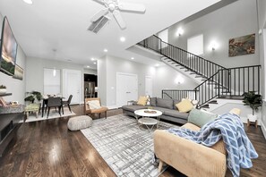 Smart TV - Luxury Downtown Delight Hub for longer stay, work from home and weekend getaway (Houston)