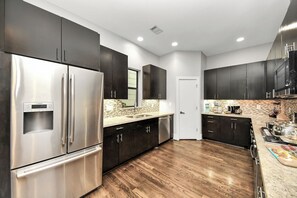 Fridge, microwave, oven, stovetop - Luxury Downtown Delight Hub for longer stay, work from home and weekend getaway (Houston)