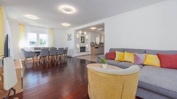 Smart TV, fireplace, stereo