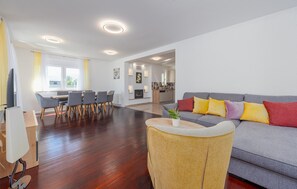 Een smart-tv, een open haard en een stereo