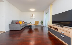 Smart TV, fireplace, stereo