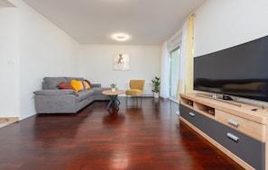 Smart TV, fireplace, stereo