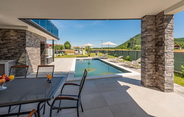 Outdoor dining - Amazing home in Debelo Brdo with sauna (Debelo Brdo)