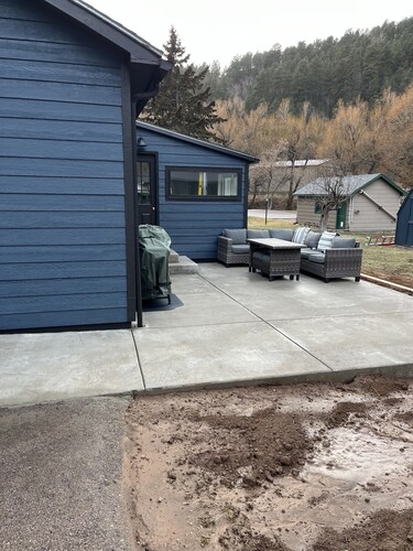 “The Yellow Door” perfectly located 2 bedroom 1 bath home, downtown Deadwood