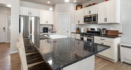 Comfy “Idahome” just minutes from downtown Eagle. A perfect 3BR family gem!