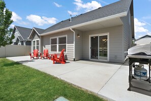 Outdoor dining - Comfy “Idahome” just minutes from downtown Eagle. A perfect 3BR family gem! (Eagle)