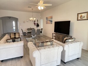 Living area - Enjoy an activity-filled getaway with friends or families in the FL sunshine! (Sumterville)
