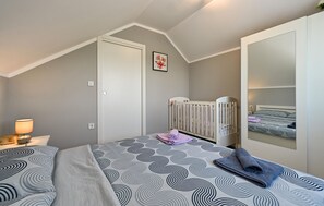 2 bedrooms, travel crib, free WiFi, bed sheets