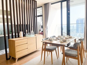 Familieleilighet | Spiseområde på rommet