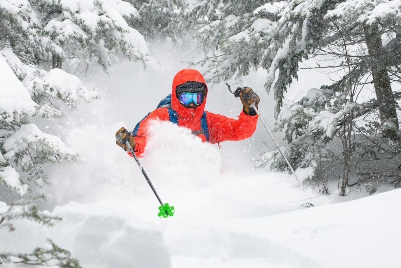 Une personne qui fait du ski sur une pente enneigée.