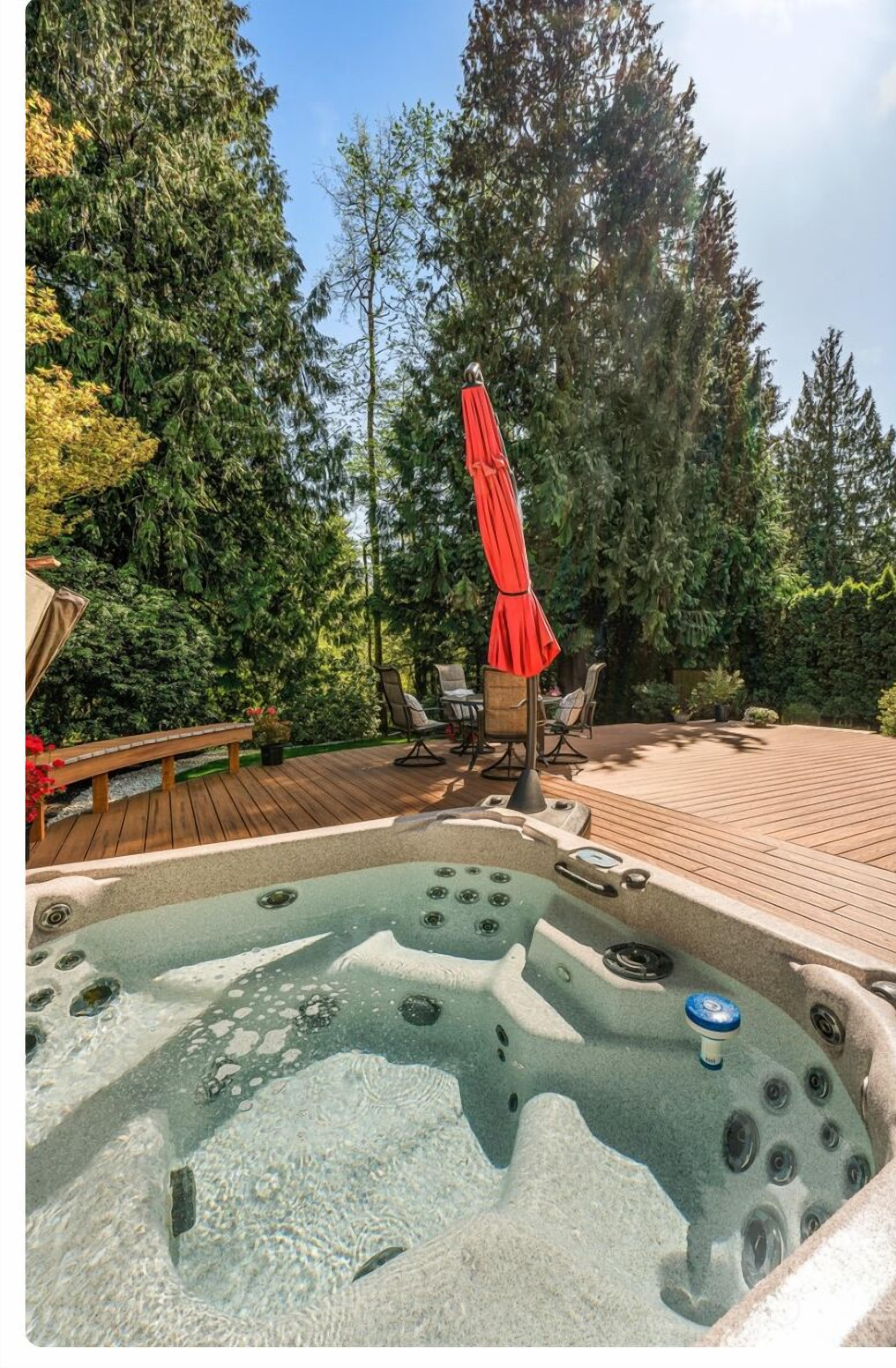 Lakeside Bliss: 4BR, Hot Tub