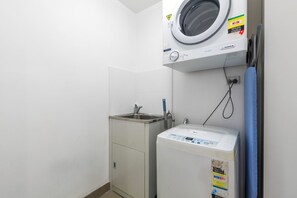 3 dormitoris, escriptori, planxa i posts de planxar i wifi gratuïta