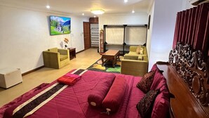 Studiosuite – deluxe | Sengetøy av topp kvalitet, minibar og skrivebord