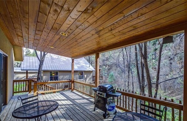 Outdoor dining - Find your Paradise 1, right in the middle of what brings you to Ruidoso! (Ruidoso)