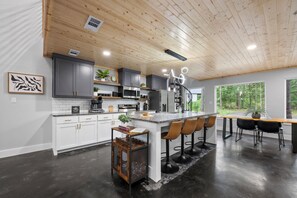 Fridge, microwave, oven, stovetop - Broken Bow Luxury Cabin StarryWoods 2BR+Loft w/Hot Tub, Fire Pit &Trails Nearby (Broken Bow)