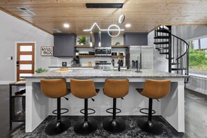 Fridge, microwave, oven, stovetop - Broken Bow Luxury Cabin StarryWoods 2BR+Loft w/Hot Tub, Fire Pit &Trails Nearby (Broken Bow)