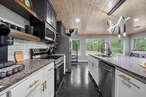 Køleskab, mikrobølgeovn, ovn, kogeplade