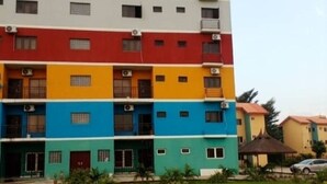 Een meerhoog gebouw met balkons en airconditioners.