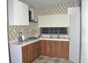 Private kitchen - Ibadan Serviced Apartments. 24/7 power supply. Free WiFi. Pool. Gated Estate.  (Ibadan)