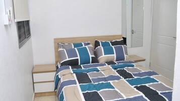4 bedrooms, iron/ironing board, WiFi, bed sheets
