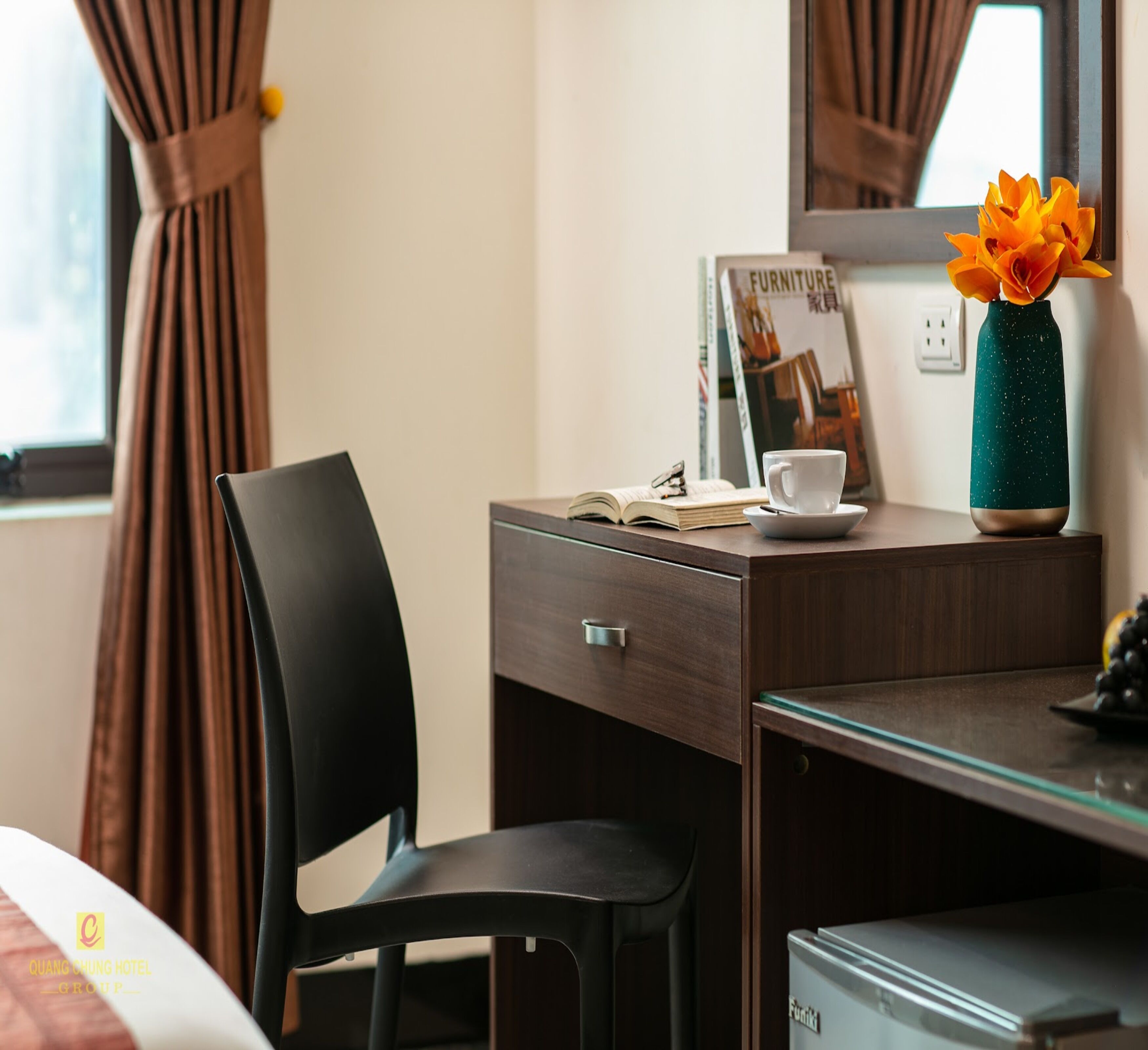 Escritorio, cortinas blackout, insonorización y wifi gratis 