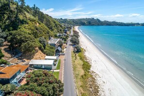 Beach nearby - Beachfront Bliss - Onetangi Beachfront Cottage (Waiheke Island)