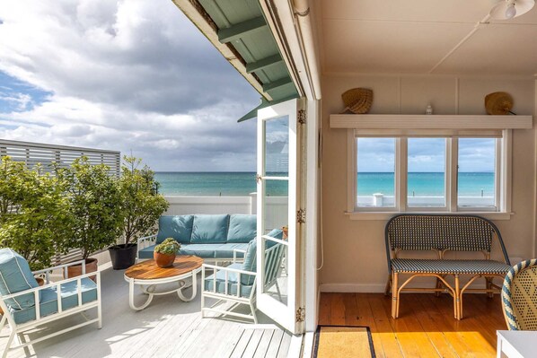 TV, offices - Beachfront Bliss - Onetangi Beachfront Cottage (Waiheke Island)