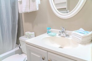 Douche, séchoir à cheveux, serviettes fournies, shampooing