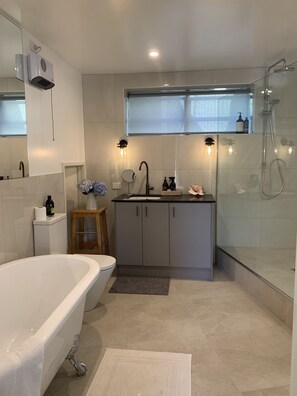 Hair dryer, towels, soap, toilet paper - Where the river meets the sea. Swim in fresh water river and kayak on the sea (Kerikeri)
