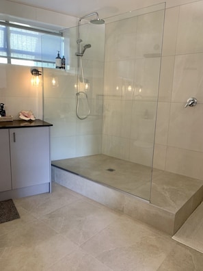 SĂšche-cheveux, serviettes fournies, savon, papier toilette