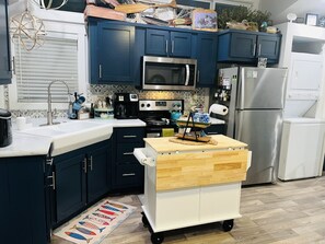 Kylskåp, mikrovågsugn, ugn och spishäll