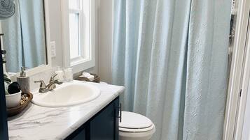 Een douche, een haardroger, handdoeken, zeep