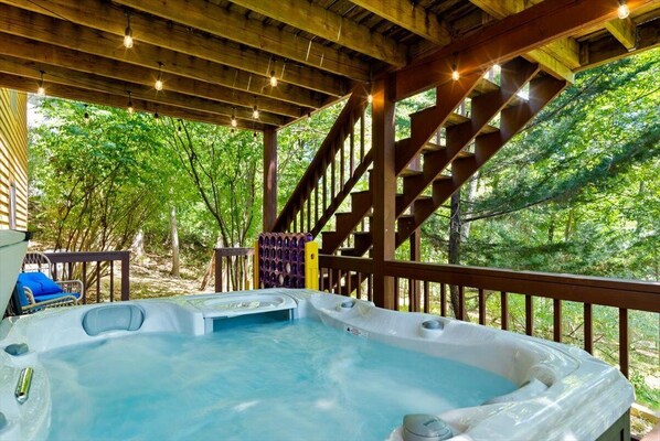 Outdoor spa tub - Movie Theater, Game Room, Hot Tub, Fire Pit, FUN! (McGaheysville)