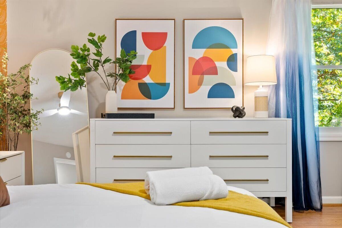4 habitaciones, tabla de planchar con plancha y cuna de viaje 