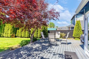Outdoor dining - PALACE VILLA: Palace Villa: Central AC & modern, private yard (Bothell)