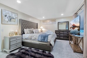 3 bedrooms, desk, iron/ironing board, travel cot - PALACE VILLA: Palace Villa: Central AC & modern, private yard (Bothell)