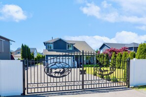Exterior - PALACE VILLA: Palace Villa: Central AC & modern, private yard (Bothell)