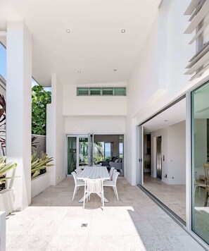 Outdoor dining - The Platinum 3BR Luxe Residence in Sunshine Beach (Sunshine Beach)