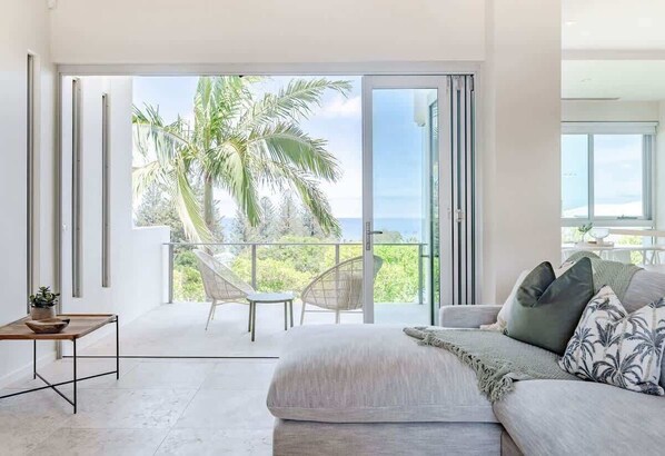 Smart TV - The Platinum 3BR Luxe Residence in Sunshine Beach (Sunshine Beach)